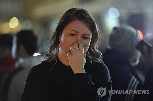 22일(현지시간) 모스크바 테러 희생자를 추모하며 슬픔의 눈물 흘리는 러시아 여성[EPA 연합뉴스]